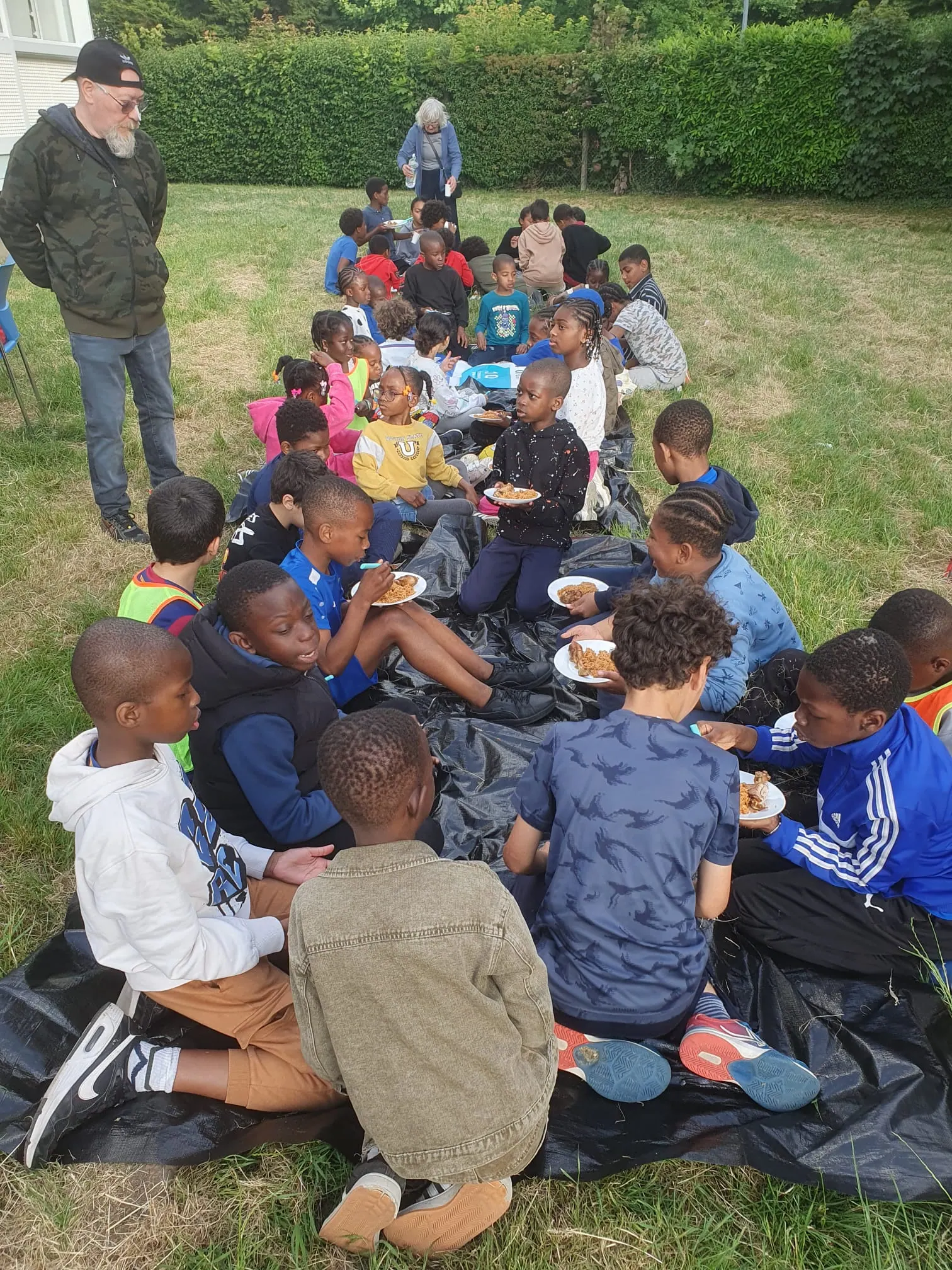 Repas des voisins en plein air